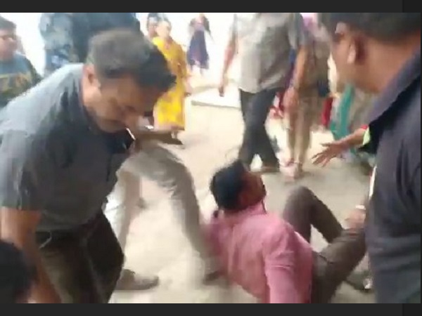 सेक्सुअल हरेसमेंट के आरोपी की पिटाई का वीडियो वायरल