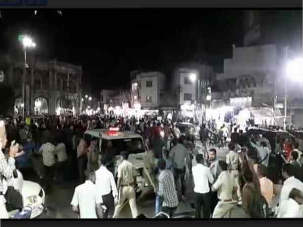 fight between police and traders at jamnagar, many injured