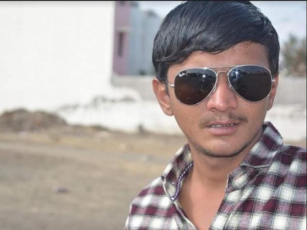 बहुत मना करने पर भी बाज नहीं आ रहा था युवक