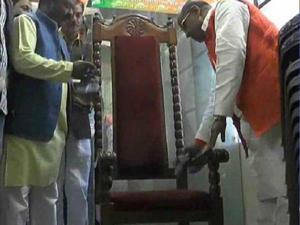 bjp use lucky chair for pm modi in kanpur rally bjp use lucky chair for pm modi in kanpur rally