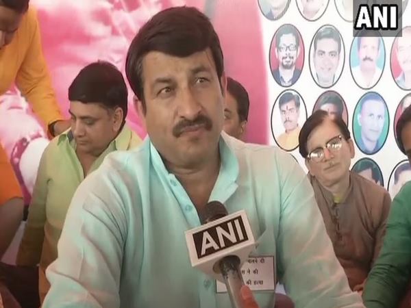 आप ने जलाया बीजेपी का मेनिफेस्टो, बीजेपी ने भी जलाया AAP का 70 प्वाइंट एक्शन प्लान