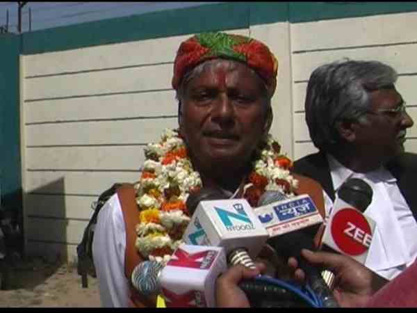 candidate came on camel for nomination