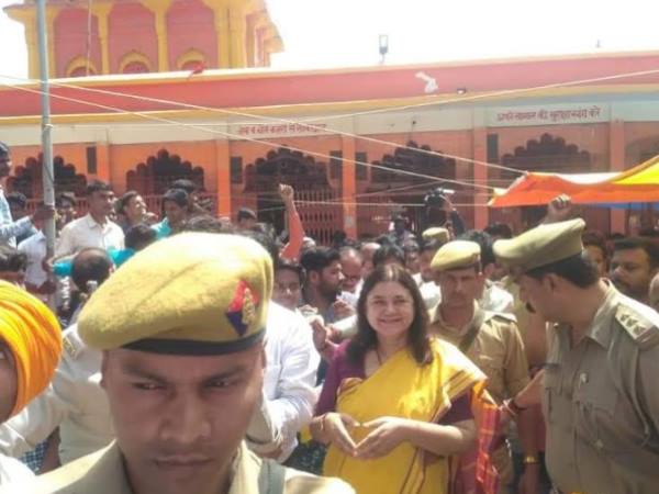 मेनका ने जोड़े भावनात्मक रिश्ते