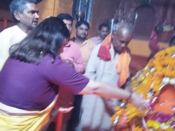 बजरंगबली की शरण में मेनका