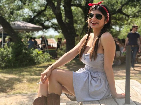 पोर्न इंडस्‍ट्री से पहले रेस्‍टोरेंट में काम करती थीं मिया