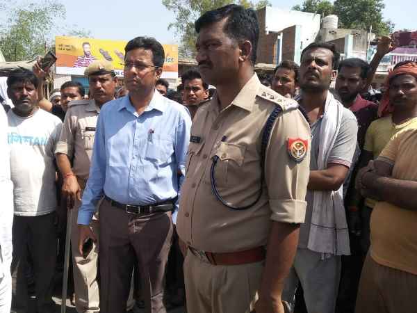 शव रखकर सड़क पर लगाया जाम 