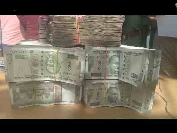 1.2 crores recovered from car in city 1.2 crores recovered from car in city