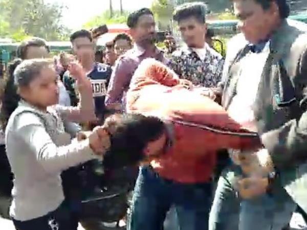 eve teaser beaten up by girl on road