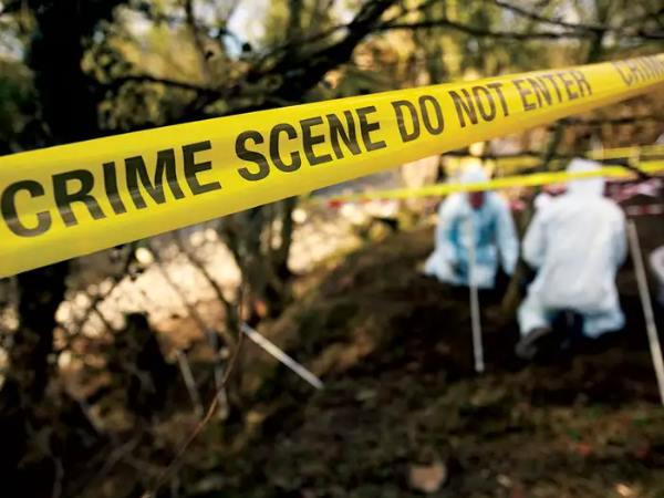 आरोपी महिला का पिता अभी भी फरार