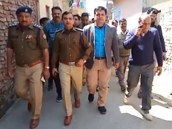 युवक को गिरफ्तार कर थाले ले गई पुलिस