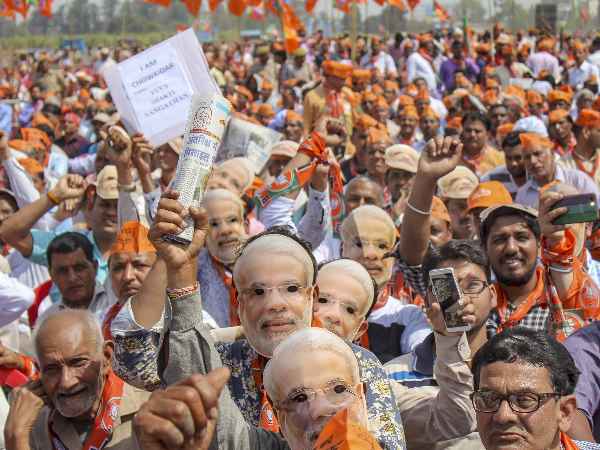 'जोर से नारे लगाओ, बेइज्जती कराओगे क्या'