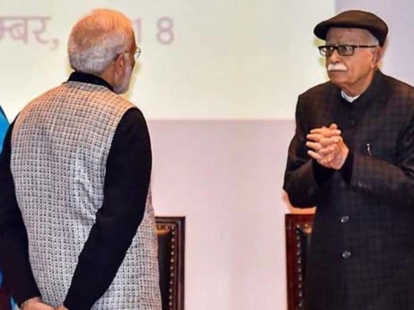 आडवाणी जी नरेंद्र मोदी के सामने हाथ जोड़कर खड़े होते हैं 