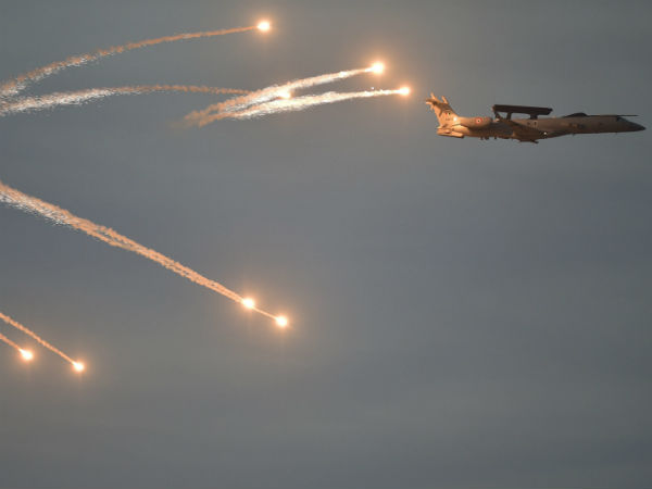 12 पेजों के साथ तस्वीरें सरकार को सौंपी 12 पेजों के साथ तस्वीरें सरकार को सौंपी