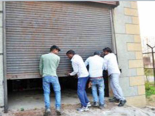 विद्युत सब स्टेशन के अंदर गए बच्चे