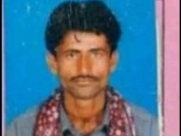 वाट्सएप से शेयर करता था सूचनाएं