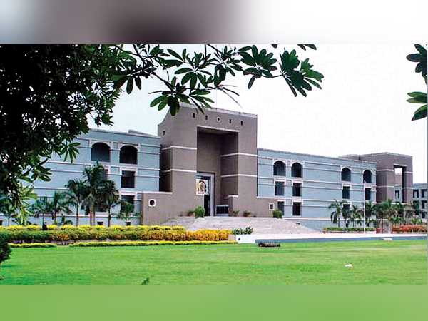 प्रेमी को गोलियों से भून दिया, बेटी के साथ थाने पहुंचे