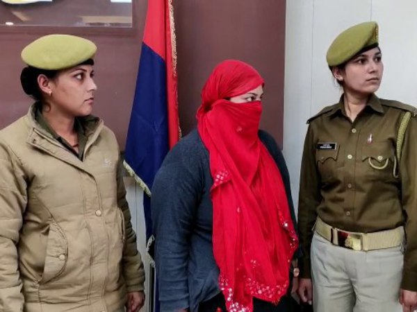 महिला के पास मिला फर्जी आईकार्ड