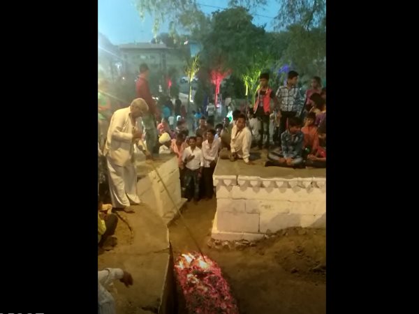 न तो श्रद्धालुओं के वस्त्र जलते हैं और न ही पाँव झुलसते हैं