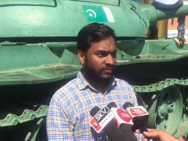 पाकिस्तान के टैंक पर जूते बरसाकर खुशियां मनाई