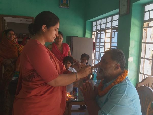 नामांकन से पहले पत्‍नी रंजीत रंजन से किया तिलक