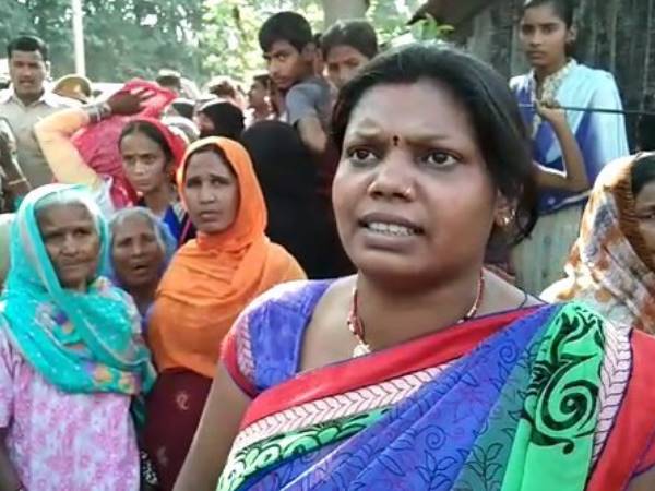 women beats chowkidar in kushinagar