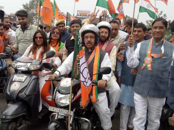 बीजेपी की बाइक रैली में शामिल हुए जावड़ेकर