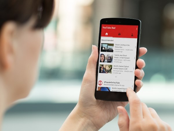 कमरे से रिस रहा था खून