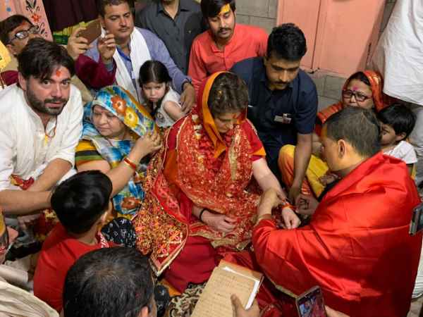 निहारती रहीं दादी की तस्वीर 