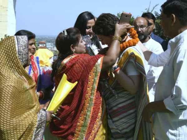 लाल बहादुर शास्त्री के पैतृक निवास पहुंच प्रियंका