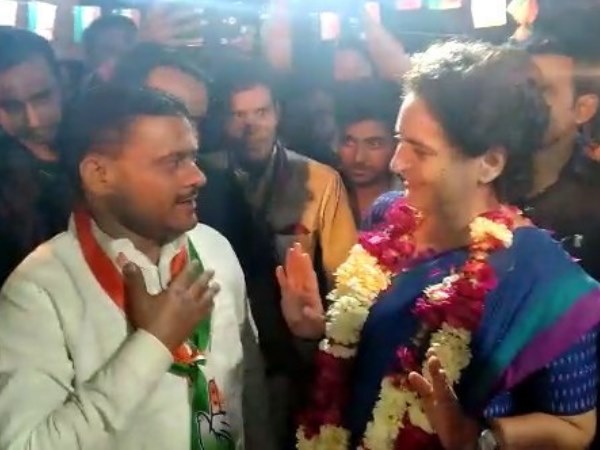 प्रियंका को लड्डू से तौलना चाहते थे कांग्रेसी