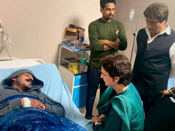 प्रियंका गांधी ने मेरठ के अस्पताल में की चंद्रशेखर से मुलाकात