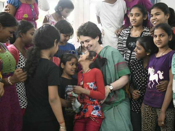 जगह-जगह लोगों से मिल रहीं प्रियंका