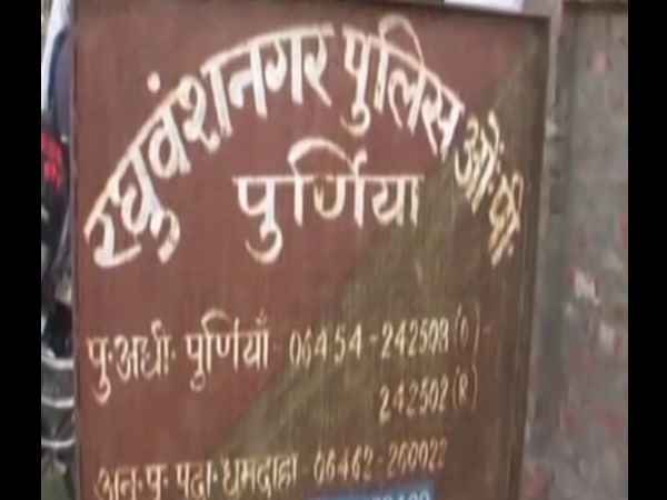 गांव में पुलिस बल तैनात