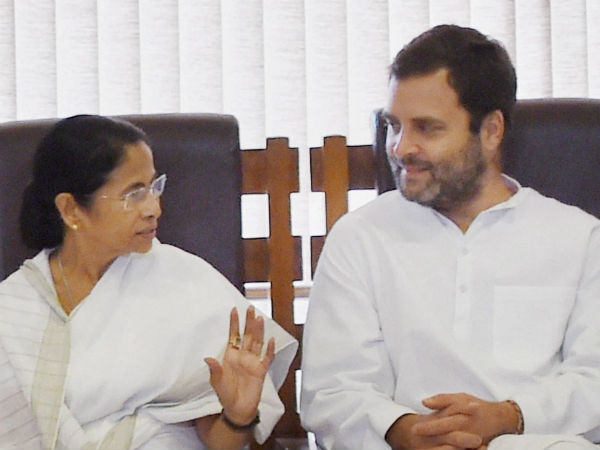 ममता बंगाल में कांग्रेस के साथ मिला सकती है हाथ