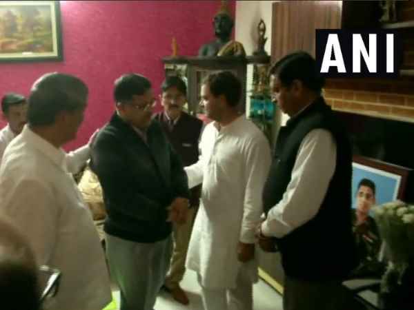 चित्रेश बिष्ट के परिजनों से मिले राहुल गांधी