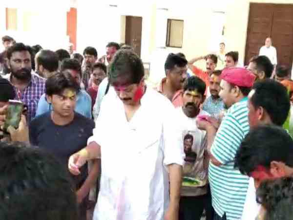 राजा भैया ने की मस्ती