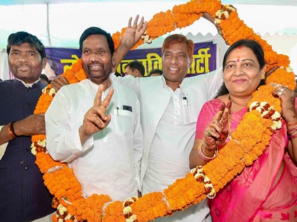 रामविलास पासवान ने परिवार के तीन लोगों को बांटा टिकट