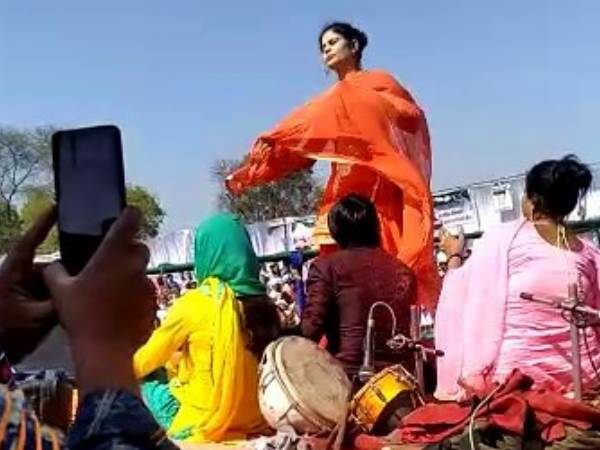 खुलेआम हुआ आचार संहिता का उलंघन