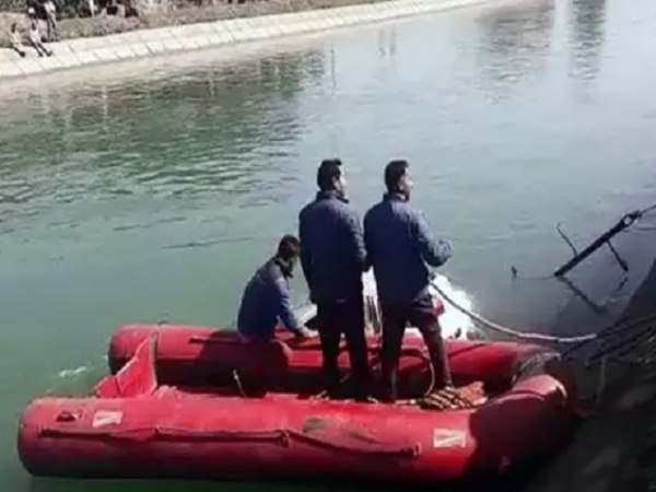 three people drown after a car fallen into canal