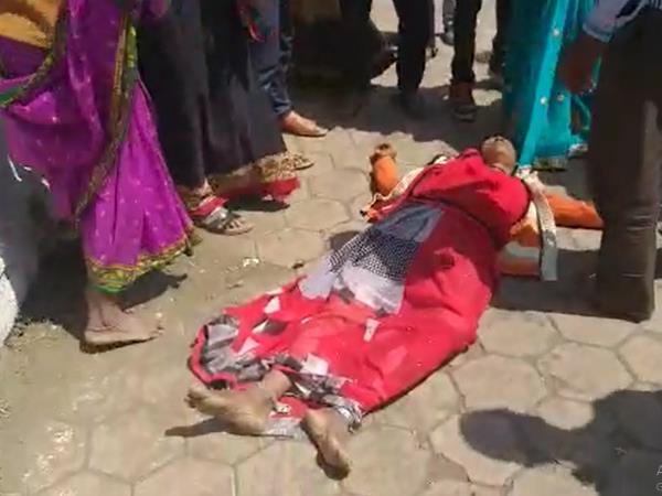 बहस के बाद एक महिला हुई बेहोश