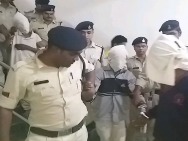 अंतिम बार साथ दिखा लाल टी शर्ट वाला युवक अंतिम बार साथ दिखा लाल टी शर्ट वाला युवक