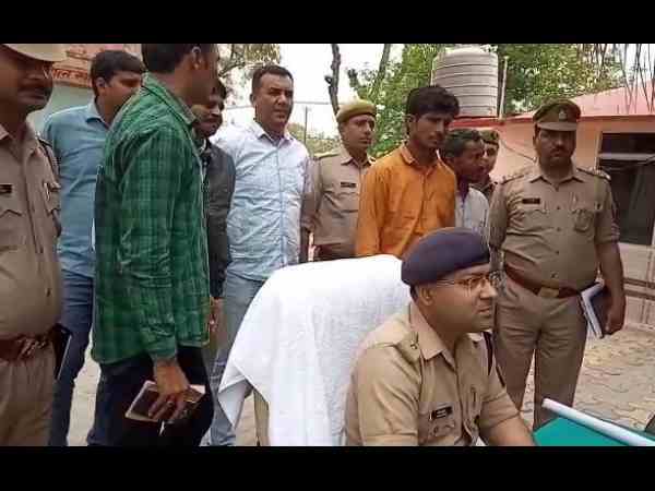 भूसे के ढेर में जल रही थी लाश