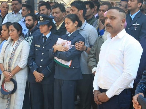 आरती भी है कश्मीर में तैनात आरती भी है कश्मीर में तैनात