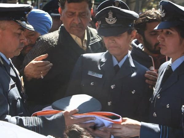 शहीद के सम्मान में 21 तोंपों की सलामी भी दी गई शहीद के सम्मान में 21 तोंपों की सलामी भी दी गई