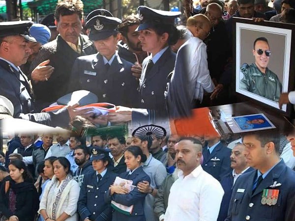 स्क्वाड्रन लीडर पत्नी आरती ने दिया कंधा स्क्वाड्रन लीडर पत्नी आरती ने दिया कंधा