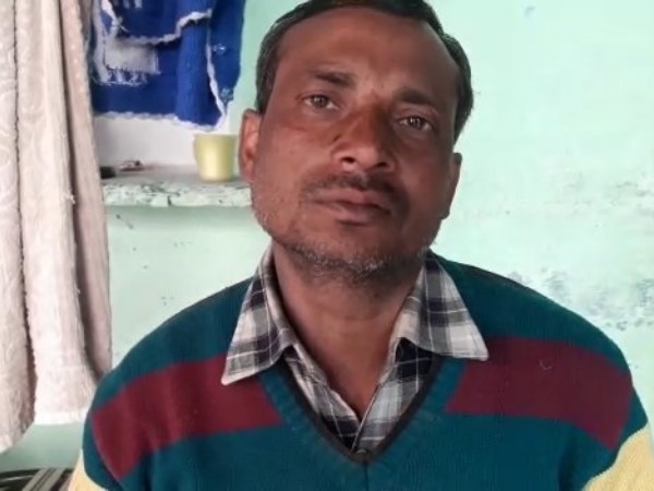 पिता बोले- अकाउंट में पैसा भेजता है