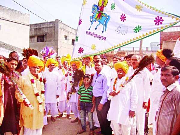 खाटू के शिखर पर सिर्फ सूरजगढ़ का निशान