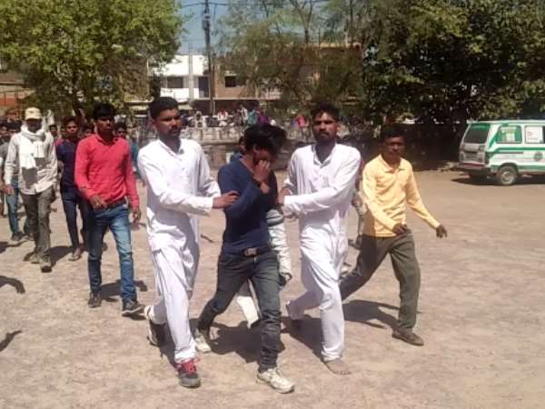 पुलिस थाने पर उमड़ी भीड़