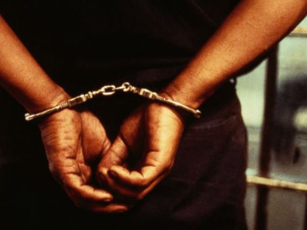 बालकनी से घर में घुसता था