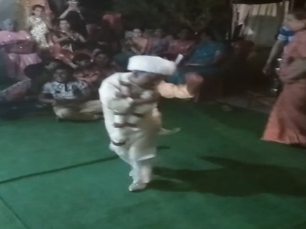 पत्नी-पति करते हैं नौकरी 